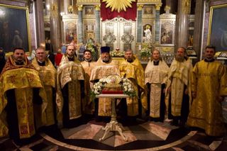 Духовенство Петроградского благочиния совершило молебен с акафистом у святых мощей патриарха Тихона в Казанском соборе