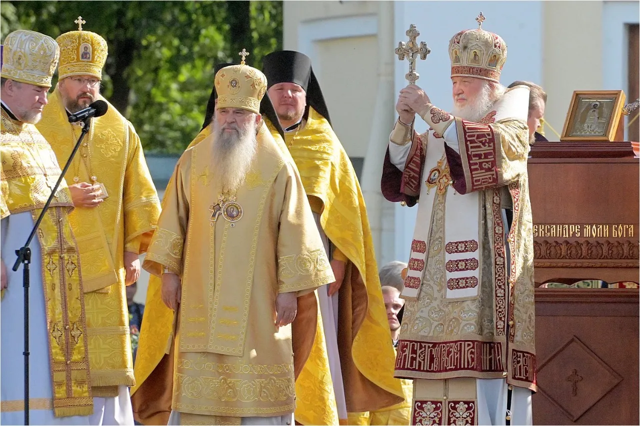 300-летие перенесения мощей святого благоверного князя Александра Невского – ежегодный крестный ход 12 сентября