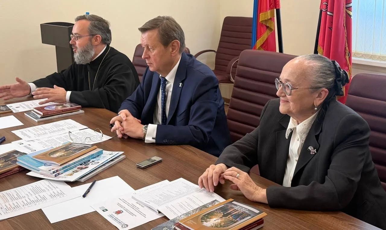 Благочинный Петроградского округа иерей Сергий Латушко, Валерий Калугин и профессор Тамара Берсенева