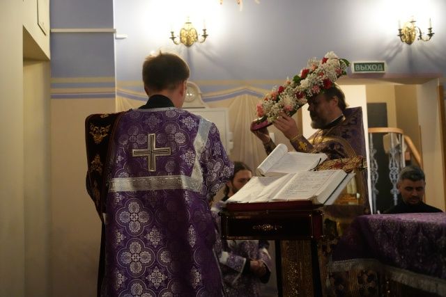 Духовенство перед началом чина Воздвижения Креста