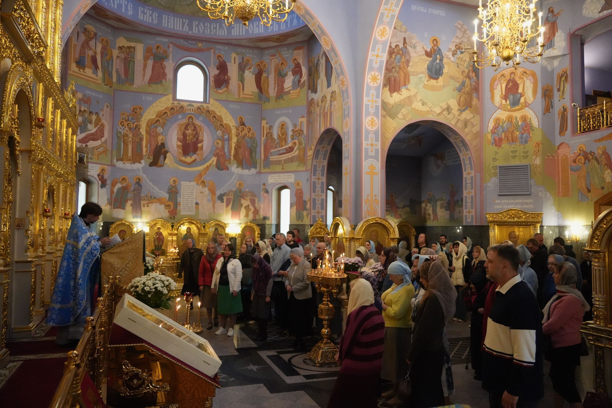 Прихожане и духовенство на праздничном богослужении