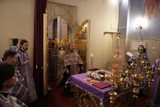Духовенство у Креста во время всенощного бдения