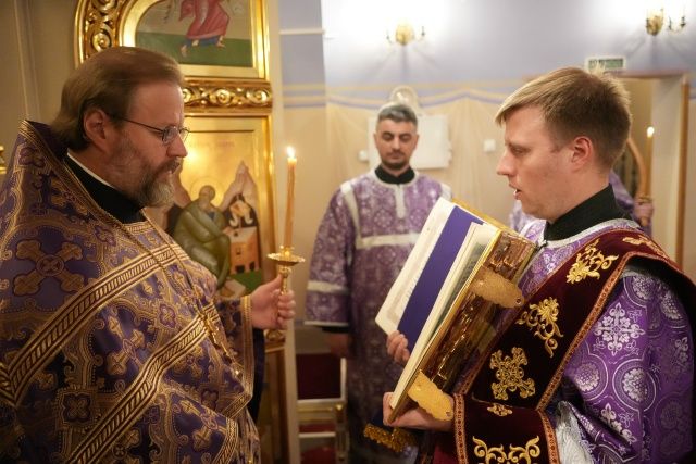 Священнослужители передают Крест для воздвижения