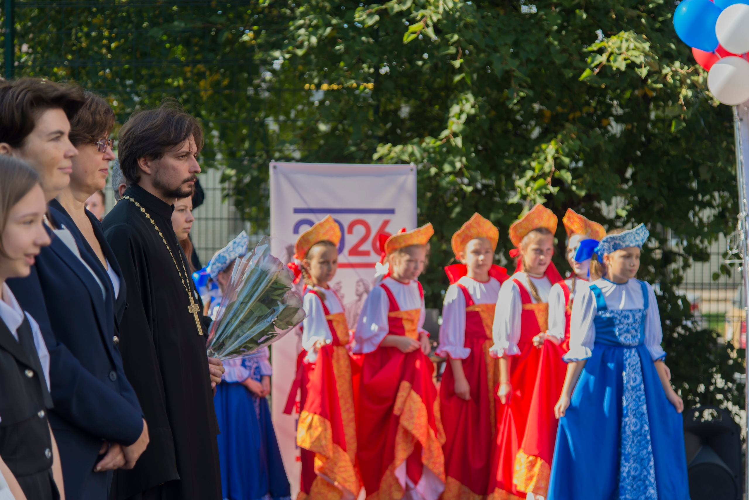 Участники торжественного мероприятия, посвящённого Дню Знаний