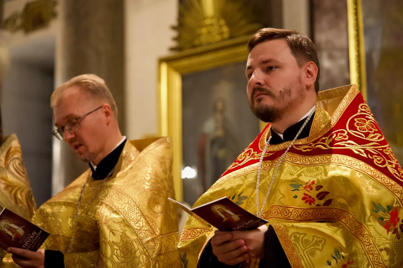 Духовенство Петроградского благочиния совершило молебен с акафистом у святых мощей патриарха Тихона в Казанском соборе