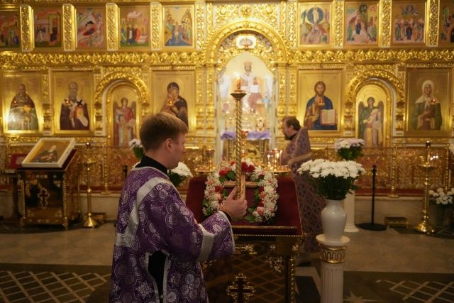 Крест в центре храма во время праздничного богослужения