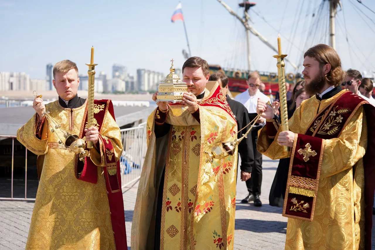 Еще одна добрая духовная традиция Северной столицы - Морской крестный ход на Морском фасаде Санкт-Петербурга