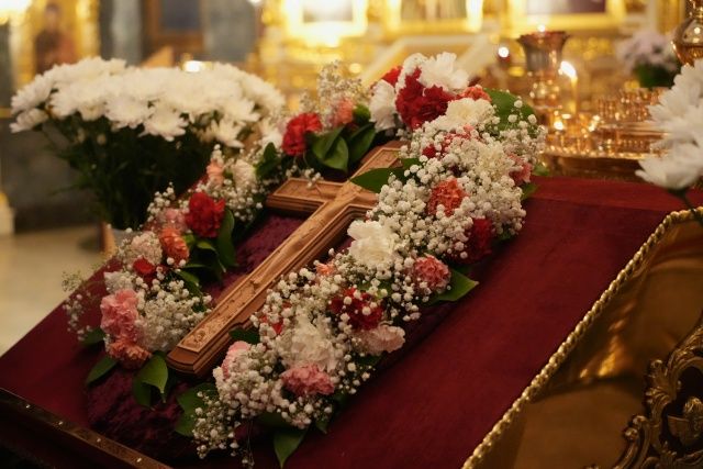 Украшенный цветами Крест на праздничном аналое
