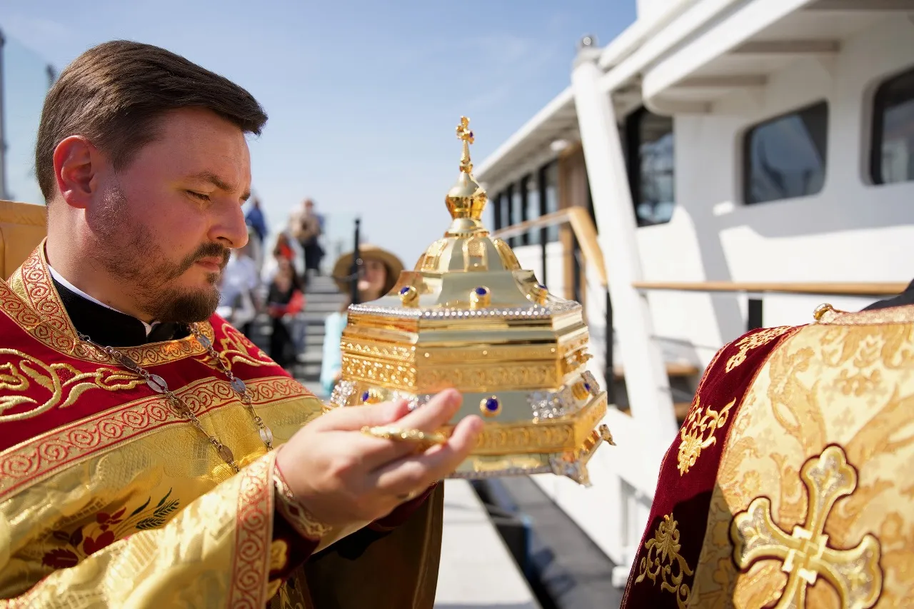 Еще одна добрая духовная традиция Северной столицы - Морской крестный ход на Морском фасаде Санкт-Петербурга
