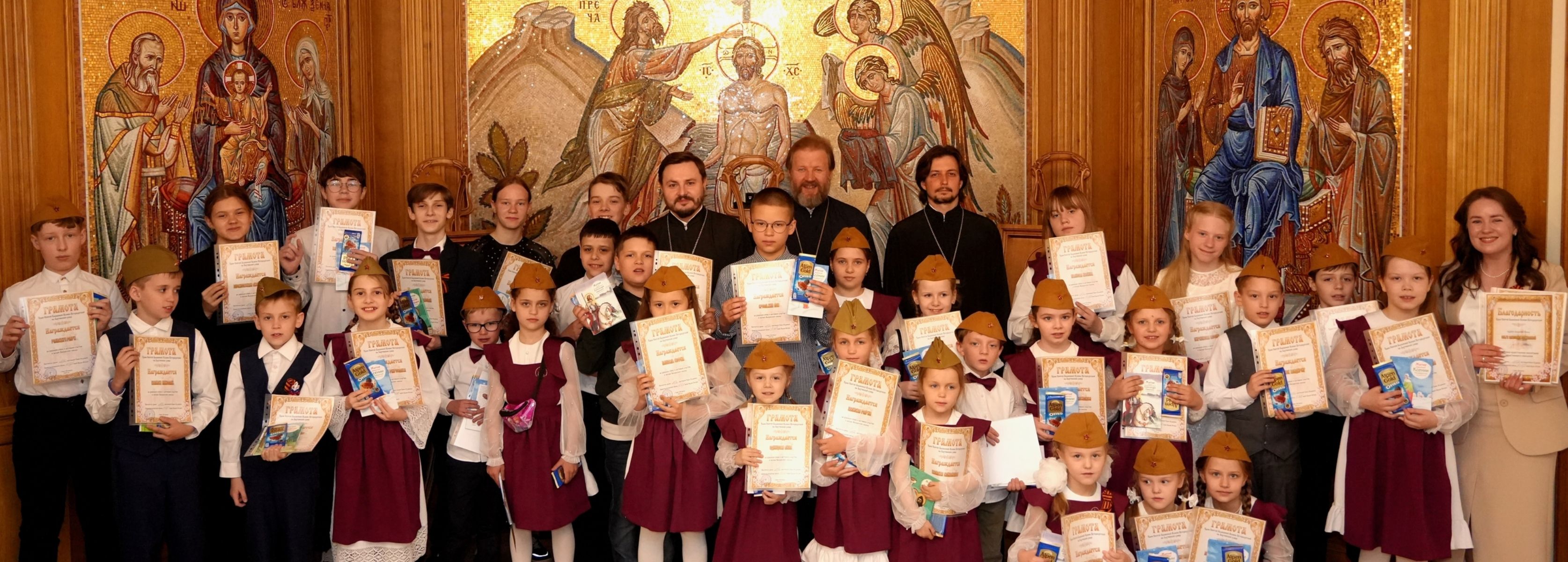 Воскресная школа и прихожане храма