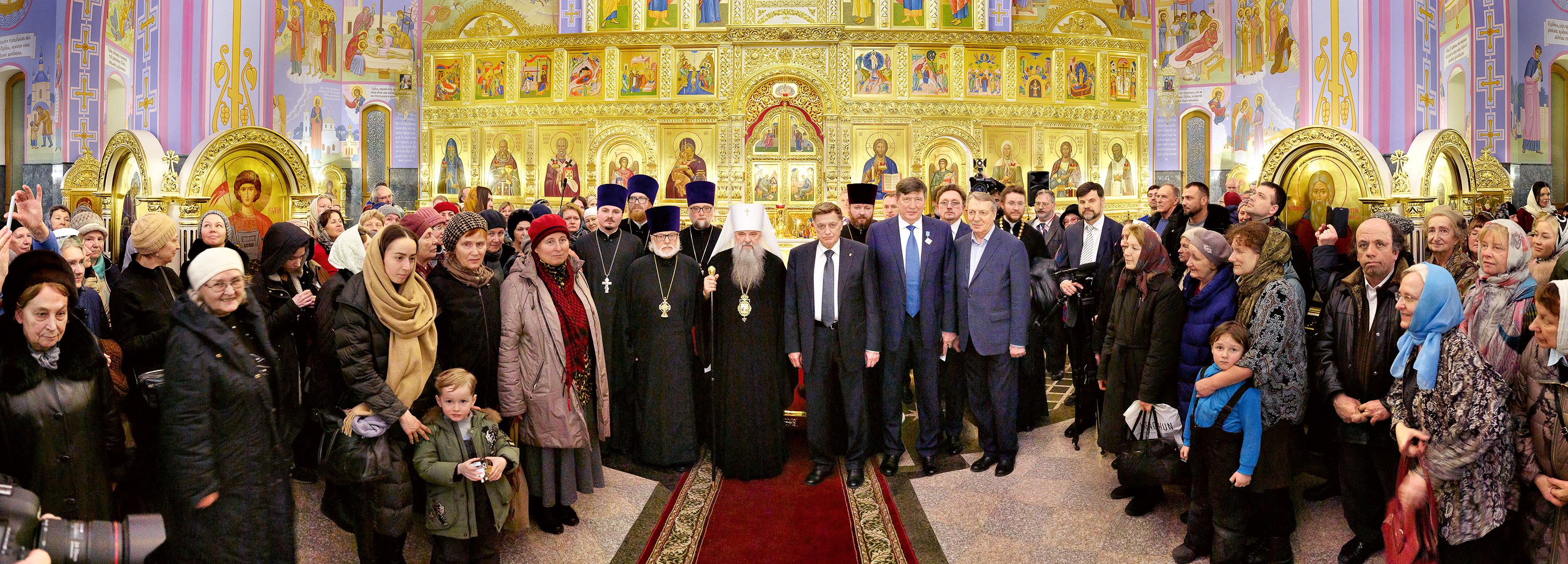 Митрополит в храме